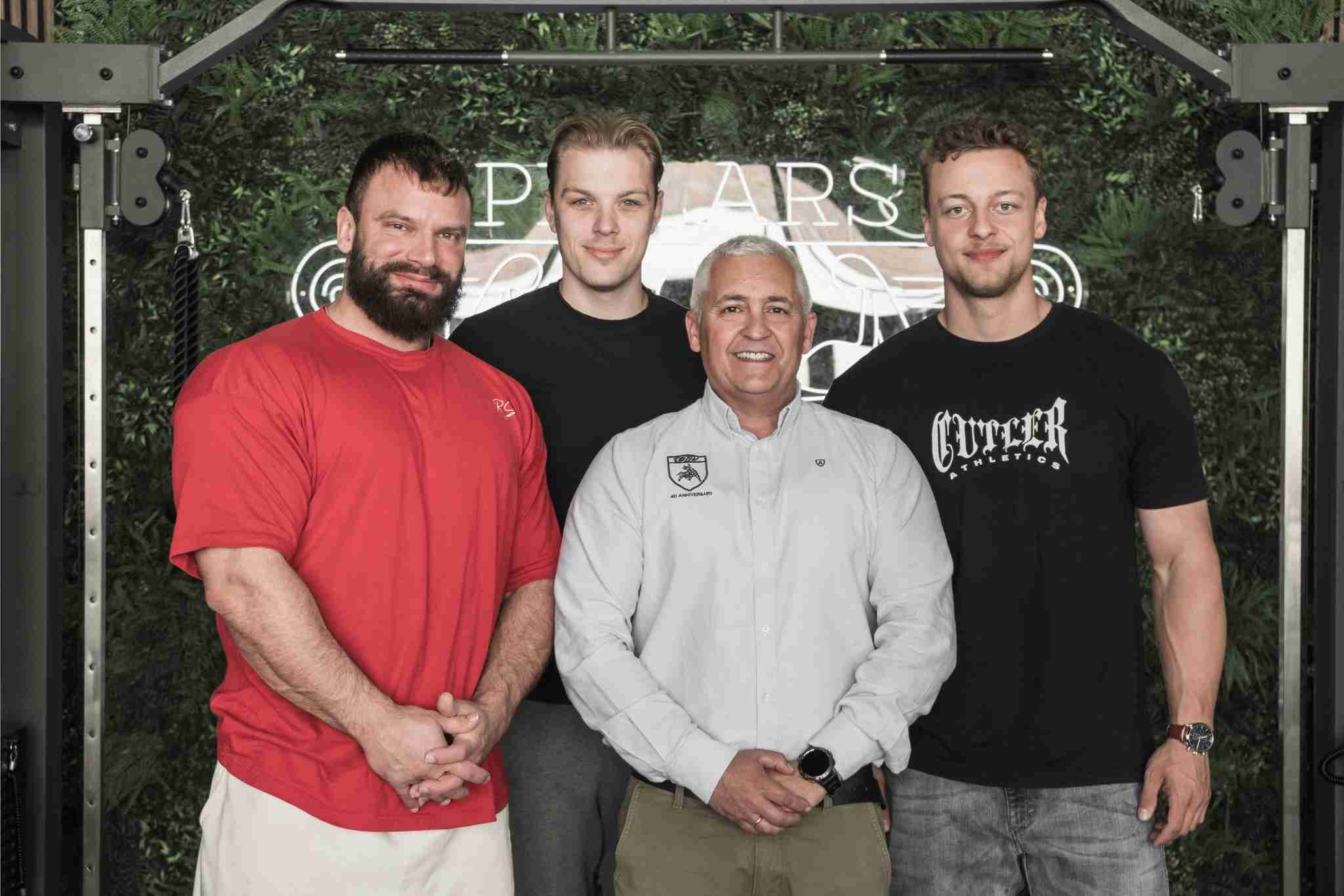 Het team van Pillars of Strength in de sportschool met premium krachtapparatuur